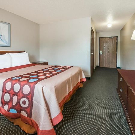 Super 8 By Wyndham Bridgeton/Arpt/St Louis Area Hotel Exterior photo